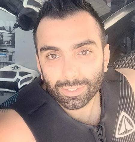 خط چشماش شب دنباله داره